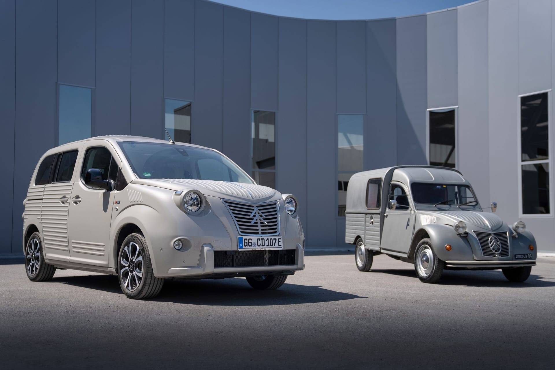 Original (rechts) und Nachbau: der Berlingo 2CV Fourgonette verliert nicht seinen praktischen Nutzen – bekommt aber einen stattlichen Aufpreis.