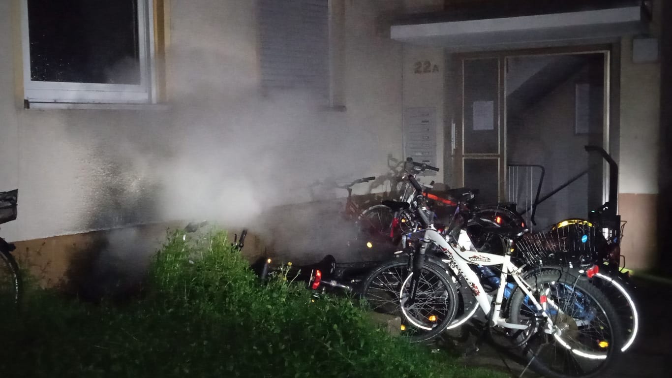 Feuer in einem Mehrfamilienhaus: 80 Menschen wurden evakuiert.