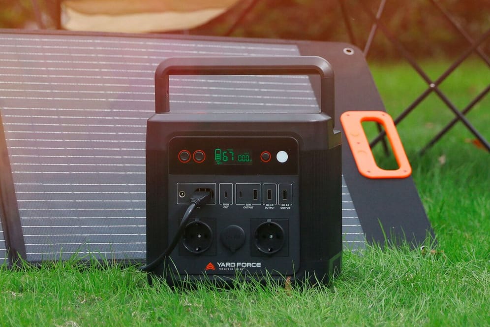 Fürs Camping, Festivals und andere Outdoor-Abenteuer: Aldi reduziert praktische Powerstation inklusive Solarpanel von Yard Force.