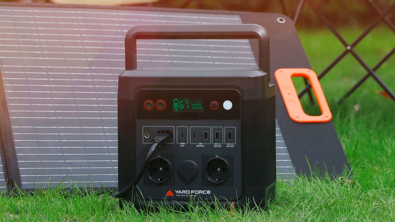 Fürs Camping, Festivals und andere Outdoor-Abenteuer: Aldi reduziert praktische Powerstation inklusive Solarpanel von Yard Force.