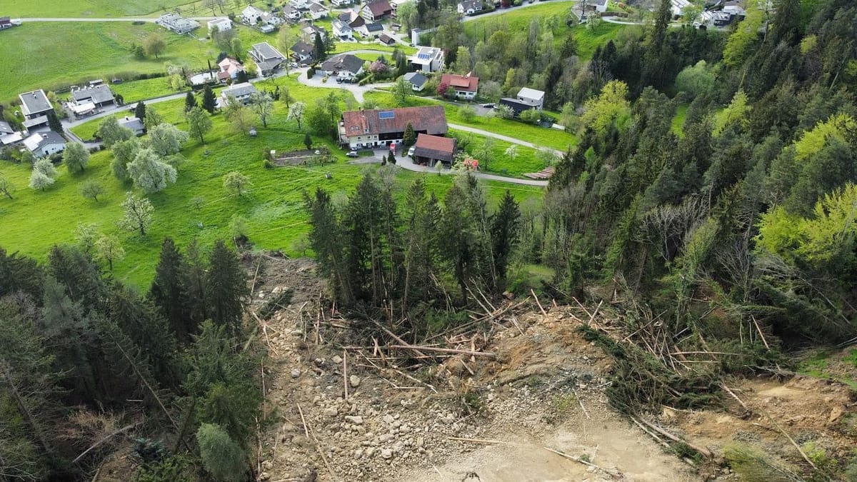 Berghang gerät nach Regen ins Rutschen: Dorf an der deutschen Grenze bedroht