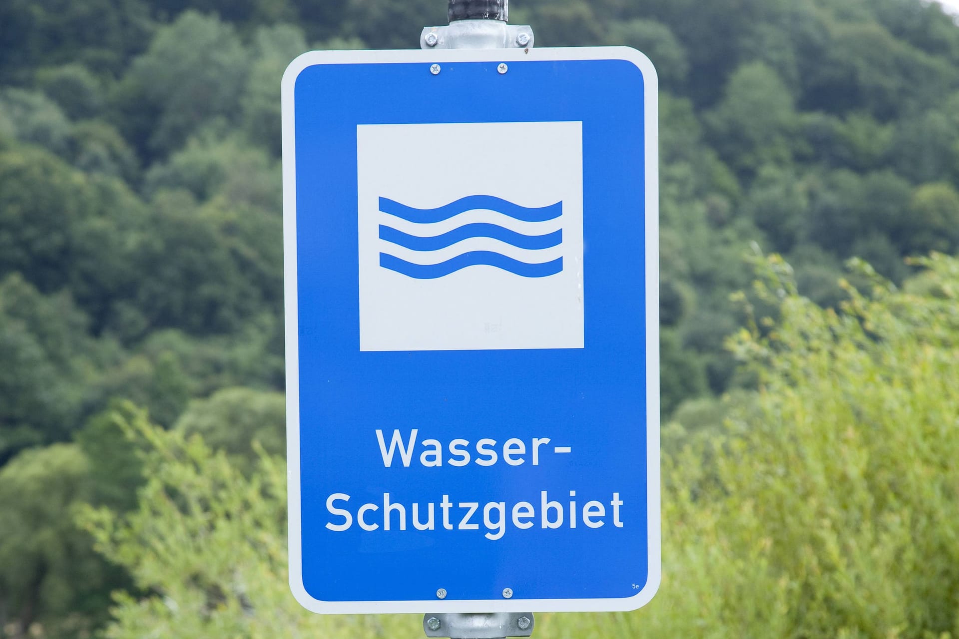 Hinweisschild Wasserschutzgebiet (Symbolbild): Unbekannte haben in Frankfurt offenbar Heizöl in die Natur gekippt.