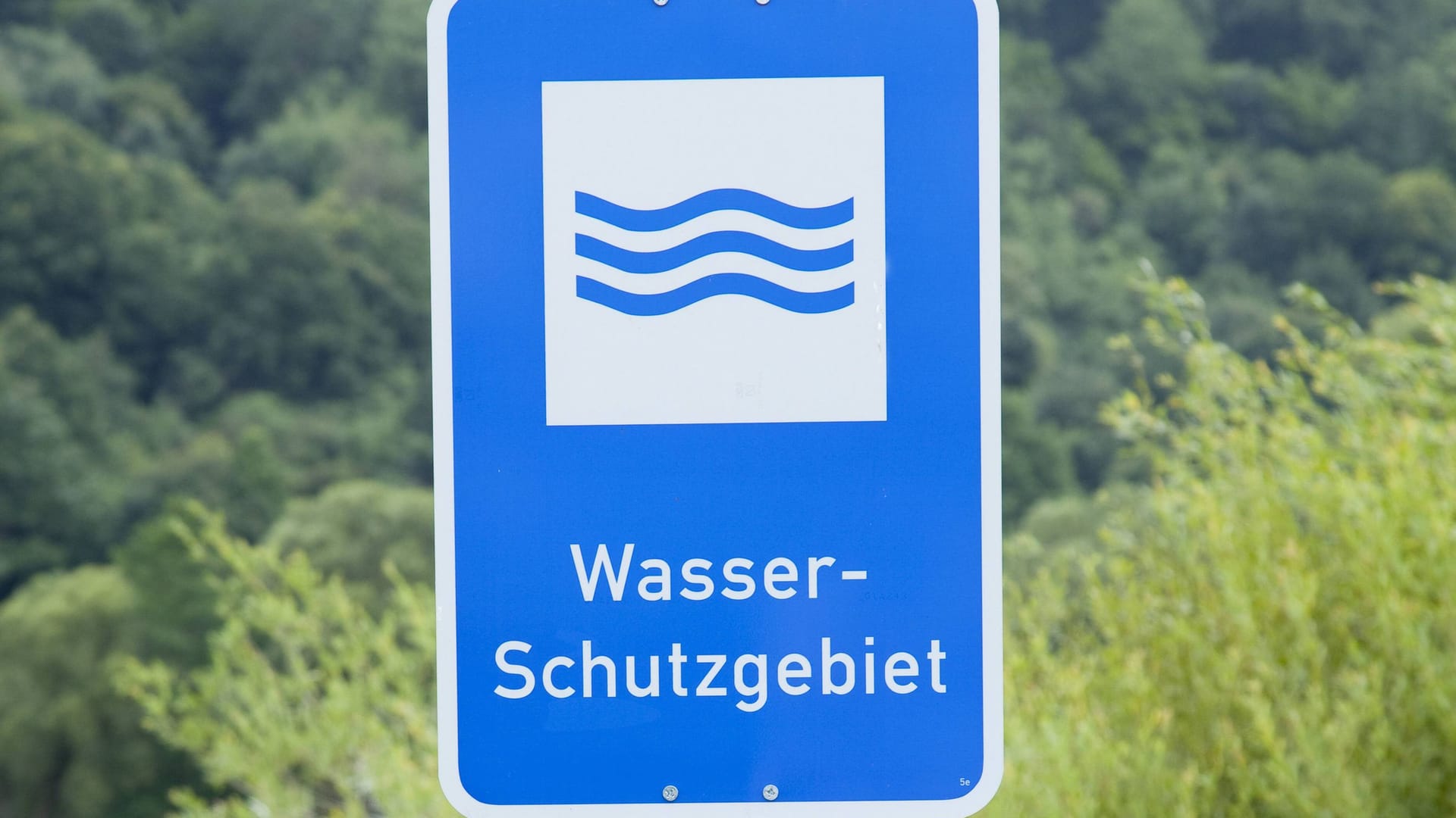 Hinweisschild Wasserschutzgebiet (Symbolbild): Unbekannte haben in Frankfurt offenbar Heizöl in die Natur gekippt.