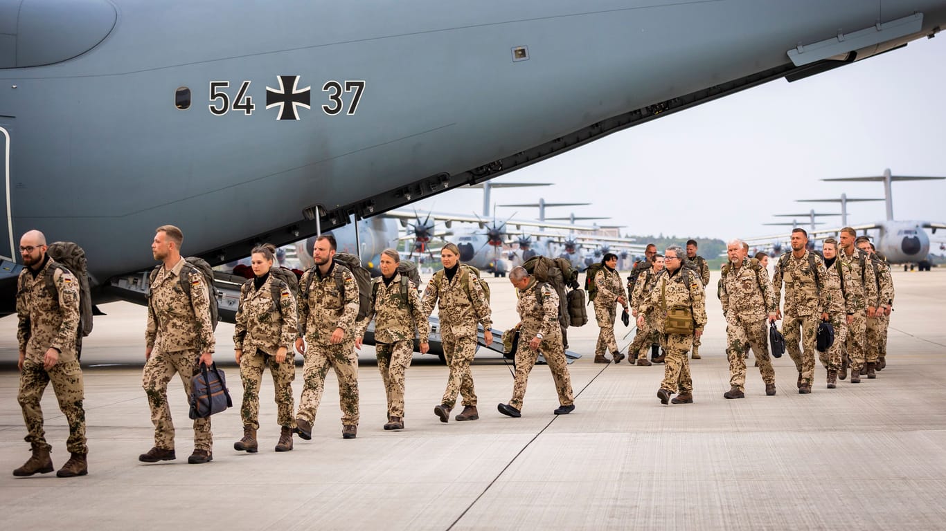 Soldaten verlassen nach der Landung ein Transportflugzeug Airbus A400M (Archivbild): Soldaten sind aus dem Erdbebengebiet in der Türkei zurückgekehrt.