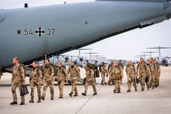 Soldaten verlassen nach der Landung ein Transportflugzeug Airbus A400M (Archivbild): Soldaten sind aus dem Erdbebengebiet in der Türkei zurückgekehrt.