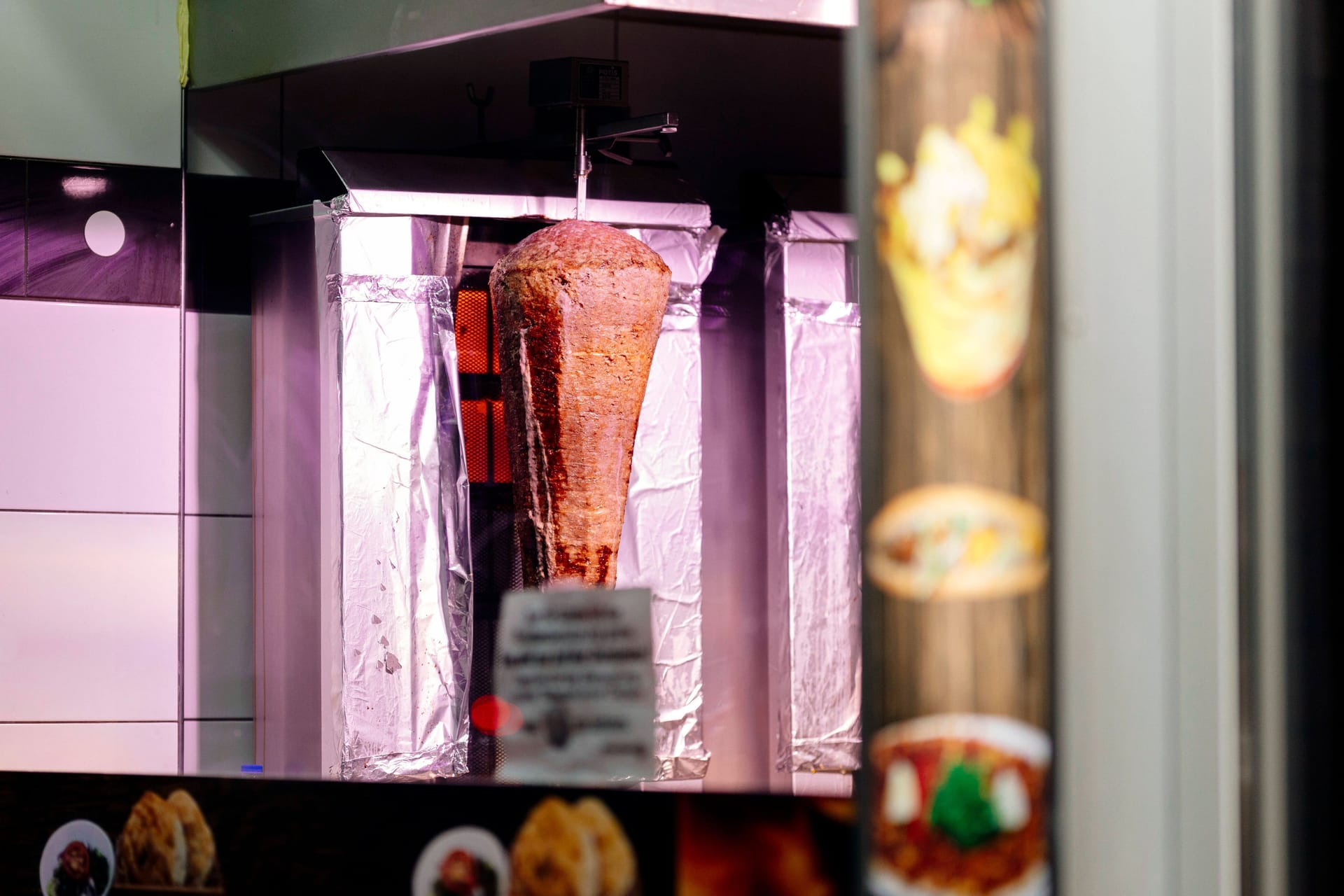 Wie in allen Bereichen sind auch die Preise für den Döner gestiegen (Symbolbild): Wo es in Köln den günstigsten Döner gibt.