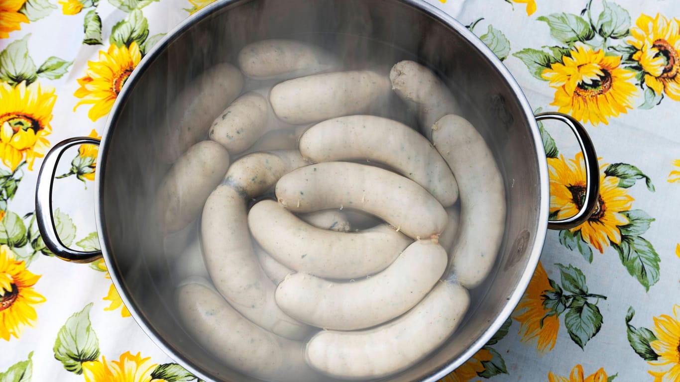 Ein Kochtopf voller Weißwürste in heißem Wasser: Auch, wenn die Currywurst bundesweit beliebter ist, bleibt sie in Bayern geheimer Spitzenreiter.
