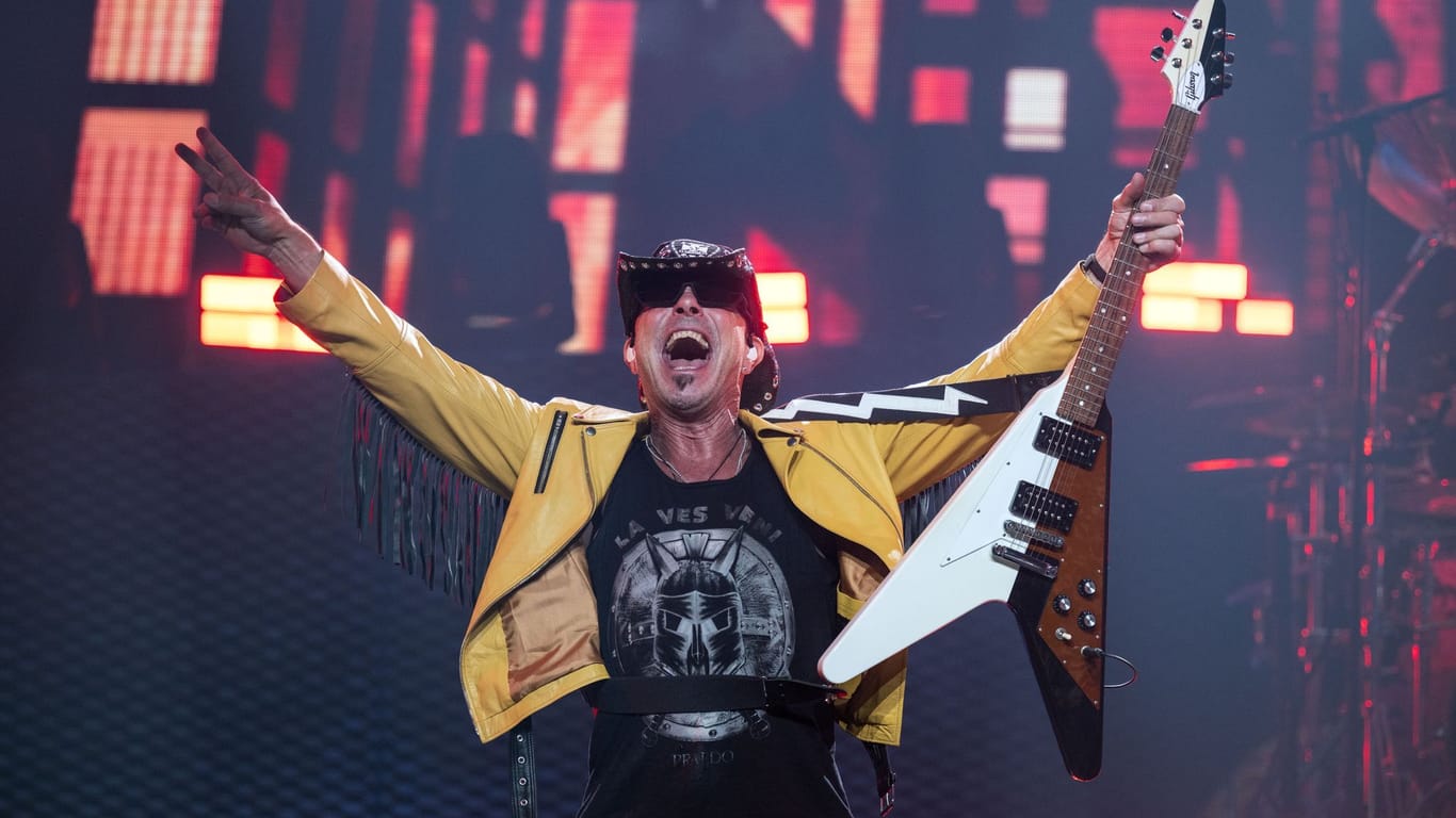 Auftaktkonzert der Deutschland-Tour «Rock Believer-World Tour» der deutschen Rockband Scorpions im Kongresszentrum Westfalenhallen Halle 3B. Rudolf Schenker (Gitarre).