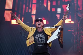 Auftaktkonzert der Deutschland-Tour «Rock Believer-World Tour» der deutschen Rockband Scorpions im Kongresszentrum Westfalenhallen Halle 3B. Rudolf Schenker (Gitarre).