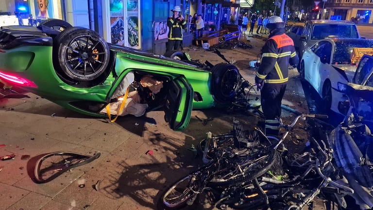 die-unfallstelle-kurz-zuvor-hatte-hier-ein-gastronomiebetrieb-seinen-gut-besuchten-aussenbereich-geschlossen.jpg