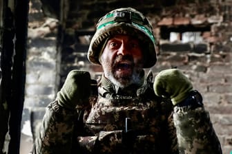 Ein ukrainischer Soldat während des Kampfeinsatzes in der Stadt Bachmut (Archivbild).