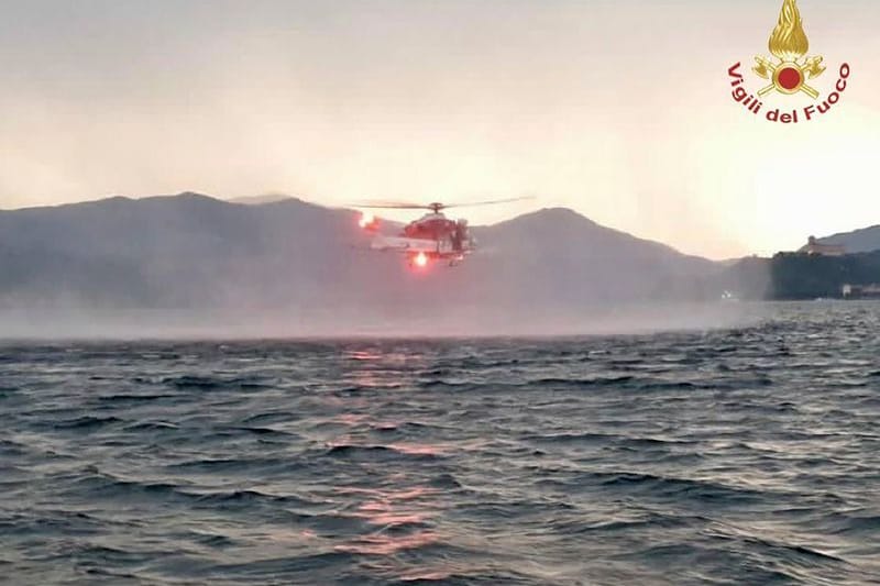 Rettungskräfte suchen per Hubschrauber nach Vermissten, nachdem ein Touristen-Boot auf dem italienischen Lago Maggiore gekentert ist.