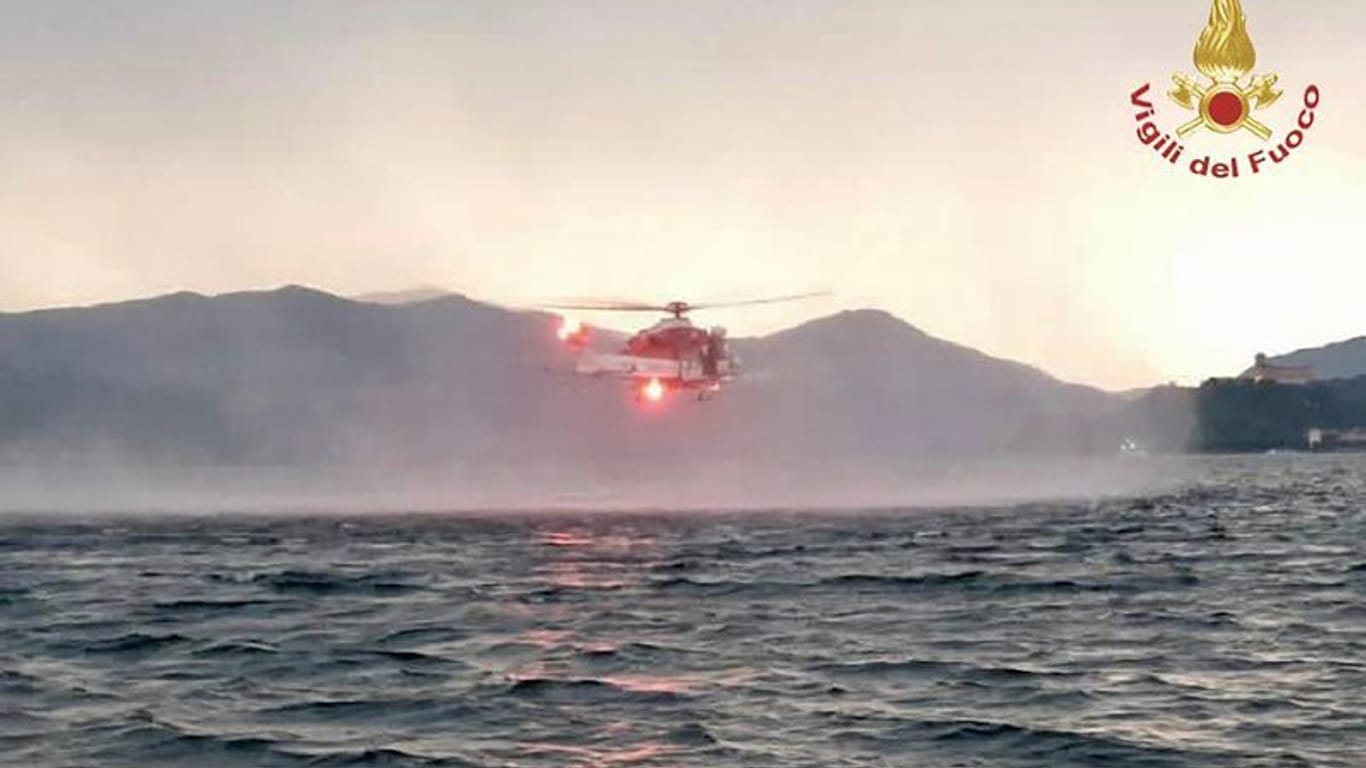 Rettungskräfte suchen per Hubschrauber nach Vermissten, nachdem ein Touristen-Boot auf dem italienischen Lago Maggiore gekentert ist.
