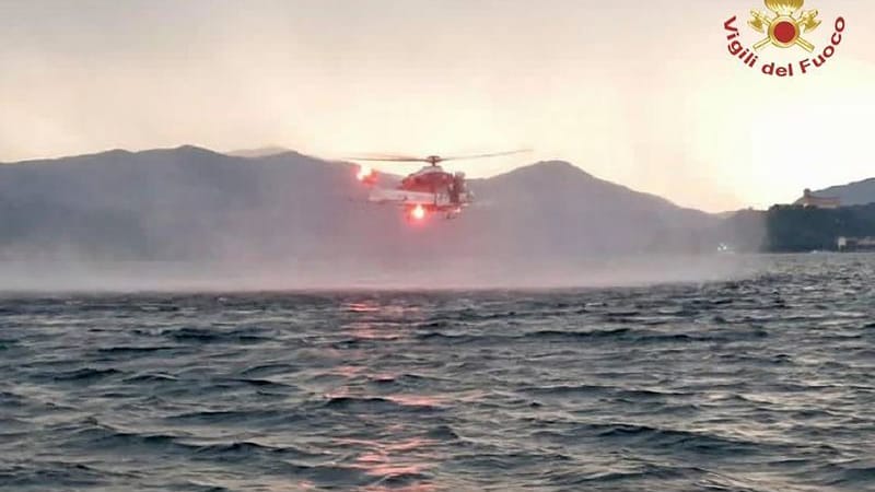 Rettungskräfte suchen per Hubschrauber nach Vermissten, nachdem ein Touristen-Boot auf dem italienischen Lago Maggiore gekentert ist.