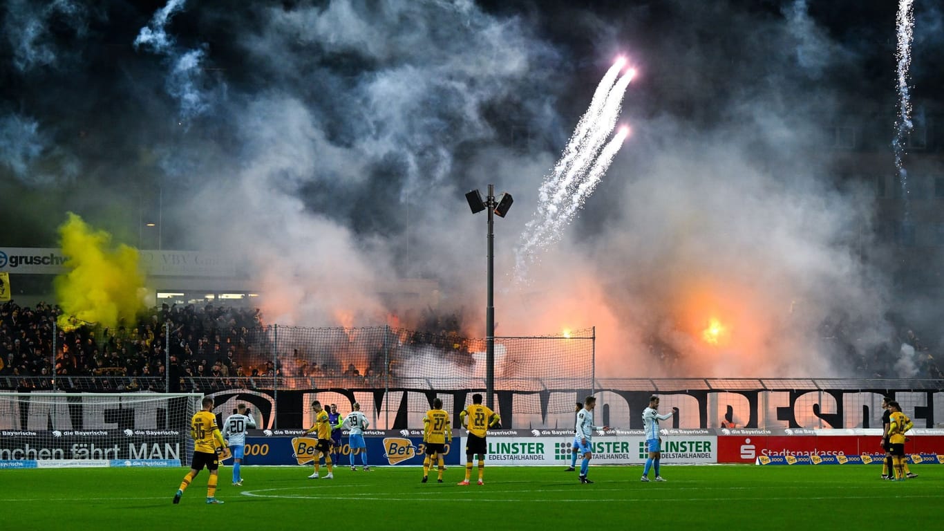 Fans von Dynamo Dresden beim TSV 1860 München