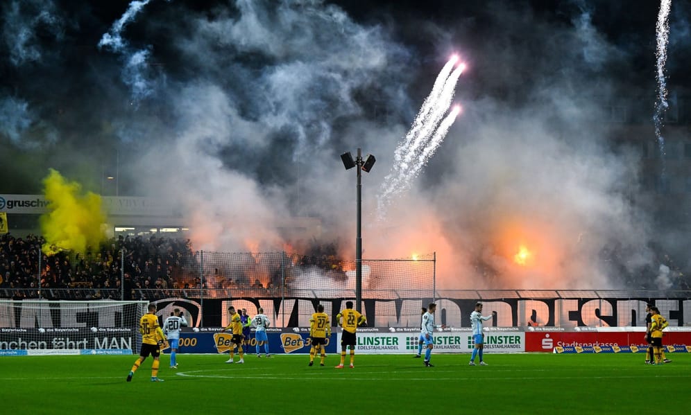 Fans von Dynamo Dresden beim TSV 1860 München
