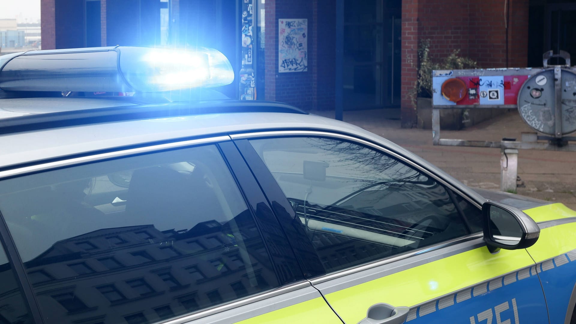 Blaulicht auf einem Polizeifahrzeug (Symbolbild): In Hamburg musste die Polizei einen Streit zwischen Unfallbeteiligten schlichten.