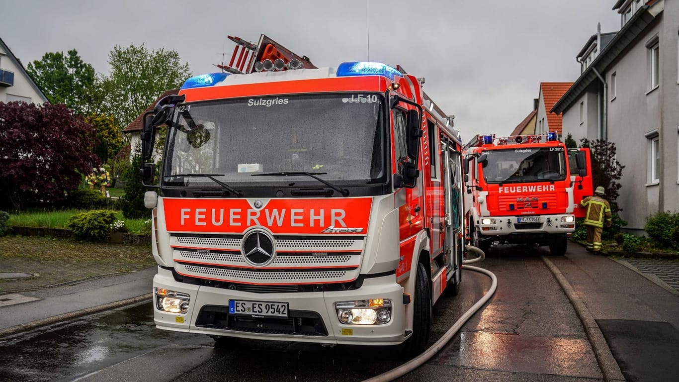 Die Feuerwehr ist in Esslingen im Einsatz, nachdem ein Blitz in ein Haus eingeschlagen hatte: Der Sachschaden wird auf 100.000 Euro geschätzt. Verletzt wurde niemand.