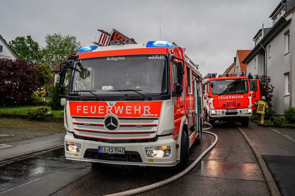Die Feuerwehr ist in Esslingen im Einsatz, nachdem ein Blitz in ein Haus eingeschlagen hatte: Der Sachschaden wird auf 100.000 Euro geschätzt. Verletzt wurde niemand.