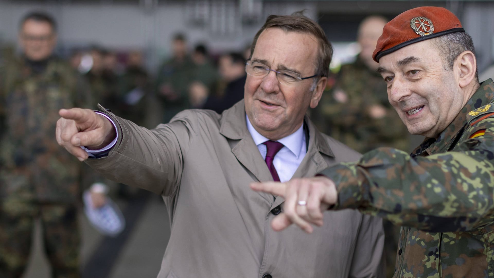 Bundesverteidigungsminister Boris Pistorius (SPD) mit Generalinspekteur General Carsten Breuer (r.).