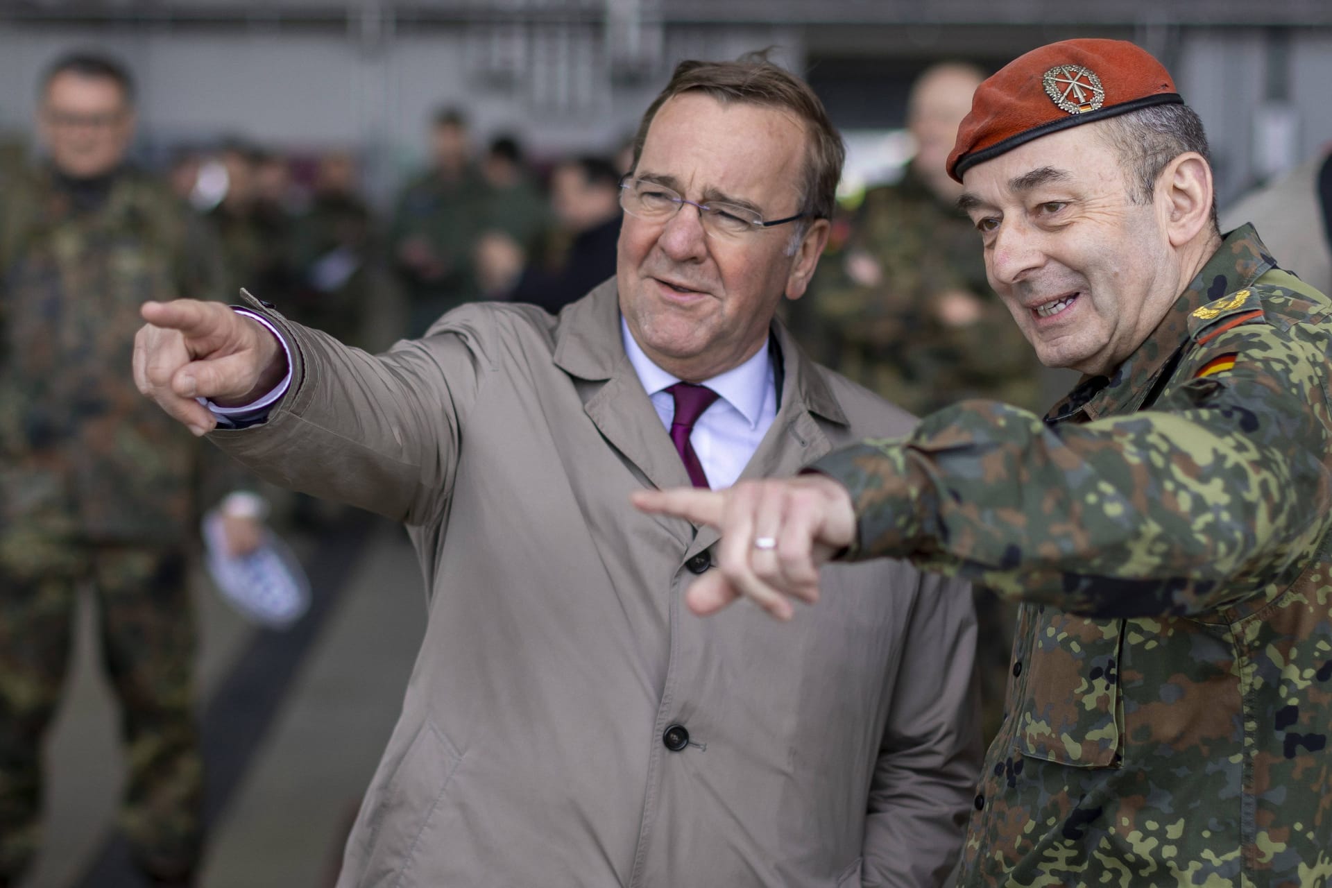 Bundesverteidigungsminister Boris Pistorius (SPD) mit Generalinspekteur General Carsten Breuer (r.).