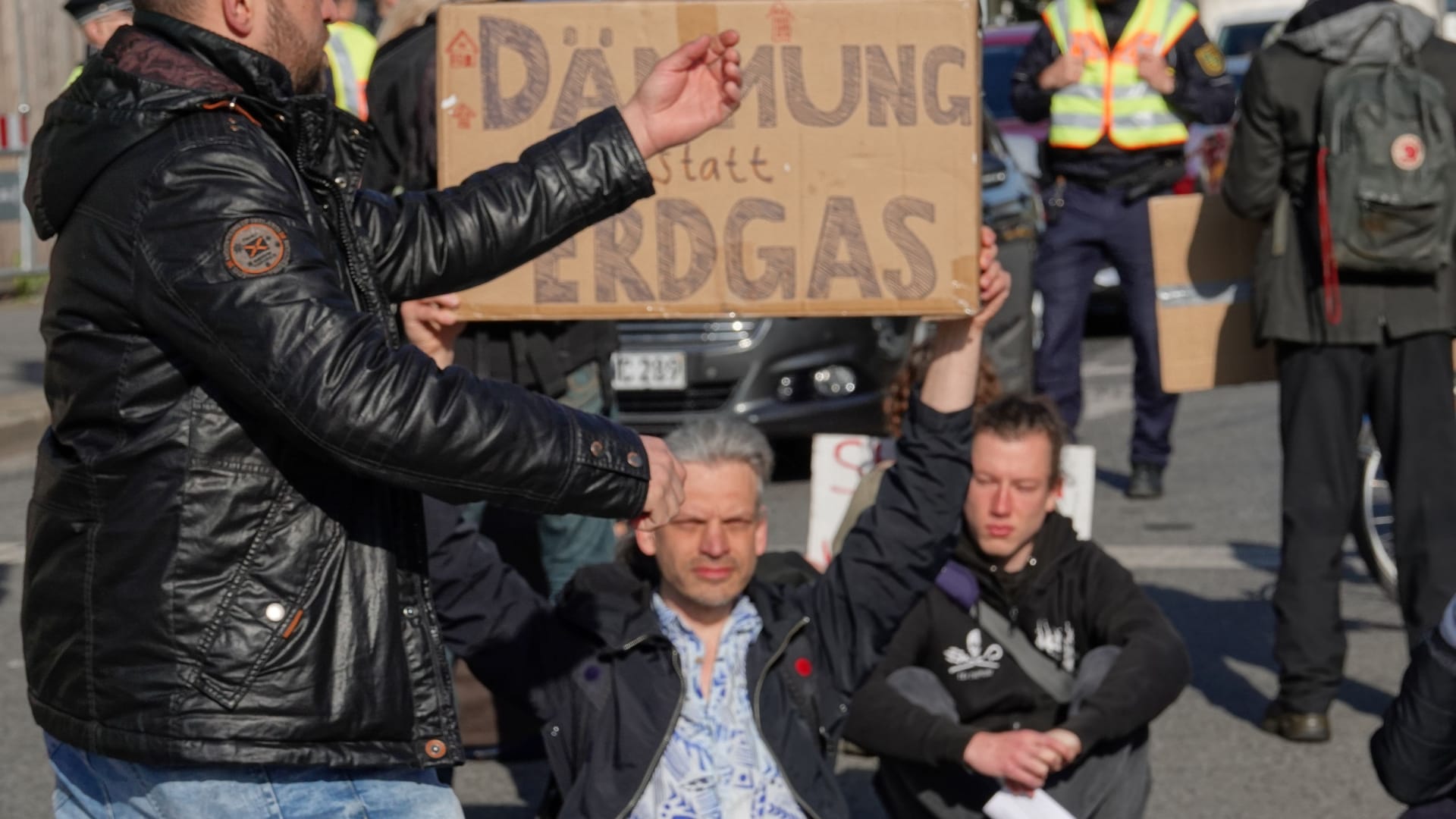 Straßenblockade am Donnerstagmorgen auf der Kreuzung Strehlener Straße/Fritz-Löffler-Straße. Ein Fußgänger beschimpfte die Teilnehmenden. Straßenblockade am Donnerstagmorgen auf der Kreuzung Strehlener Straße/Fritz-Löffler-Straße. Ein Fußgänger beschimpfte die Teilnehmenden.