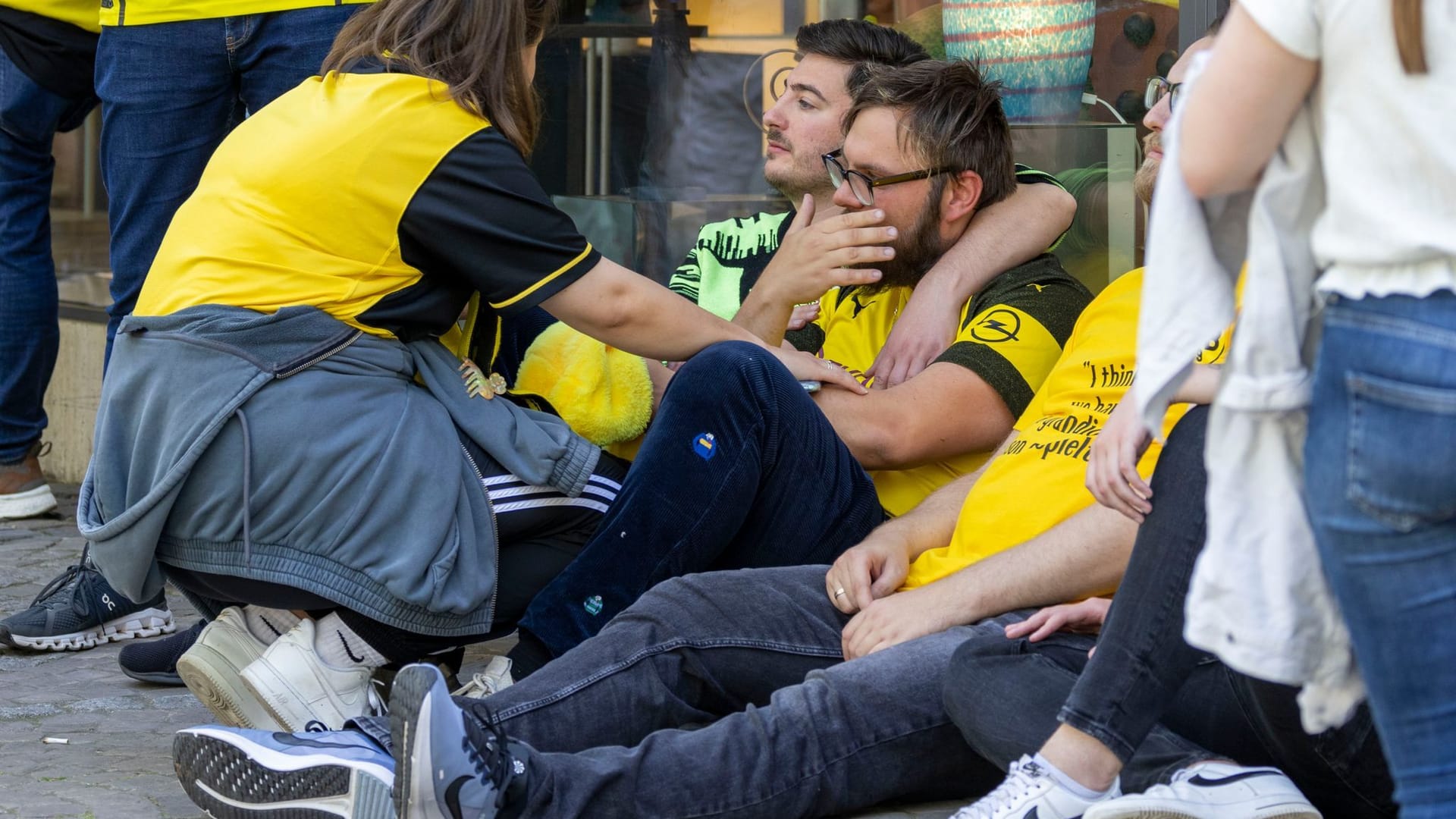 Dortmunder Innenstadt: Enttäuschte BVB-Fans nach der verpassten Meisterschaft.