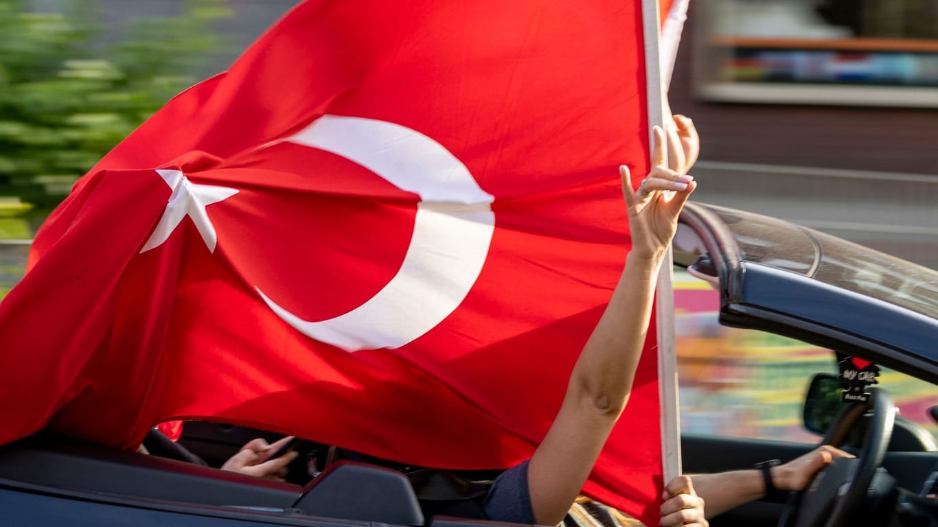 Erdogan-Wähler in Duisburg zeigen während eines Autokorso den so genannten "Wolfsgruß" türkischen Rechtsradikaler.