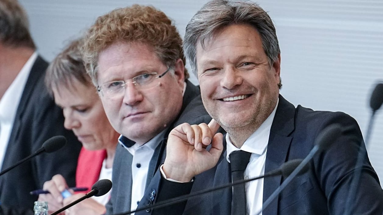 Patrick Graichen (l.) und Robert Habeck: Der Staatssekretär darf seinen Posten behalten.