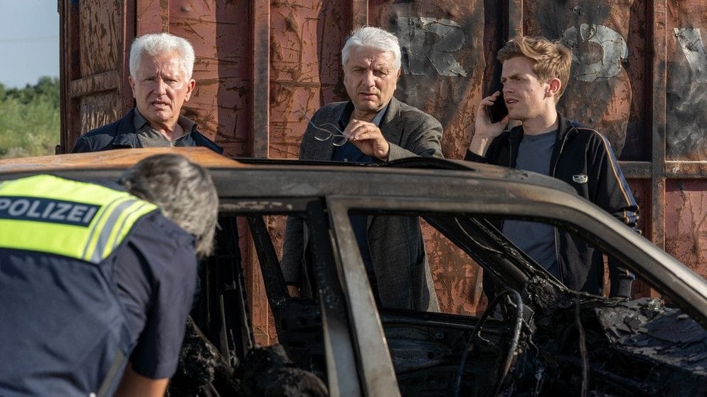 Ivo Batic (Miroslav Nemec), Franz Leitmayr (Udo Wachtveitl) sowie Kalli Hammermann (Ferdinand Hofer): Die Beamten versuchen Hinweise zu einem ausgebrannten PKW herauszufinden.