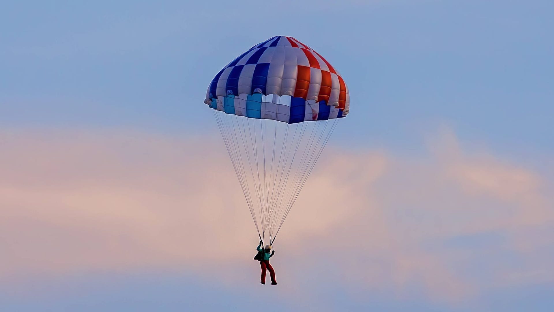 Fallschirmspringer: Der zerstörte Fallschirm wurde anschließend von der Flugschule geborgen.