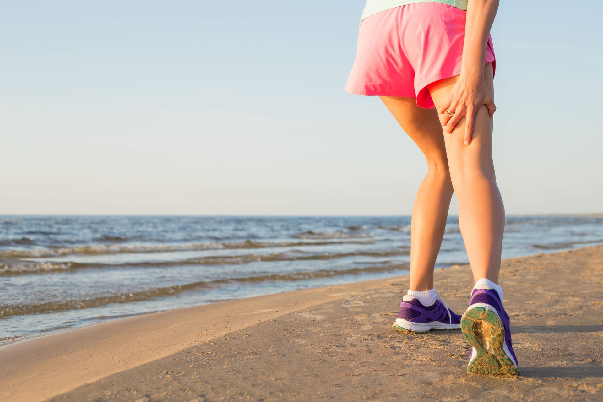 Joggerin mit Schmerzen im Oberschenkel