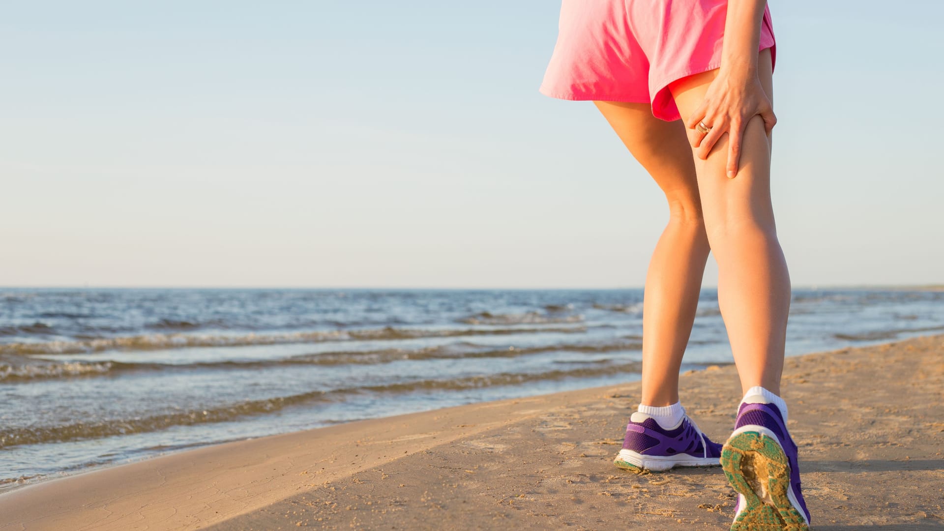 Joggerin mit Schmerzen im Oberschenkel