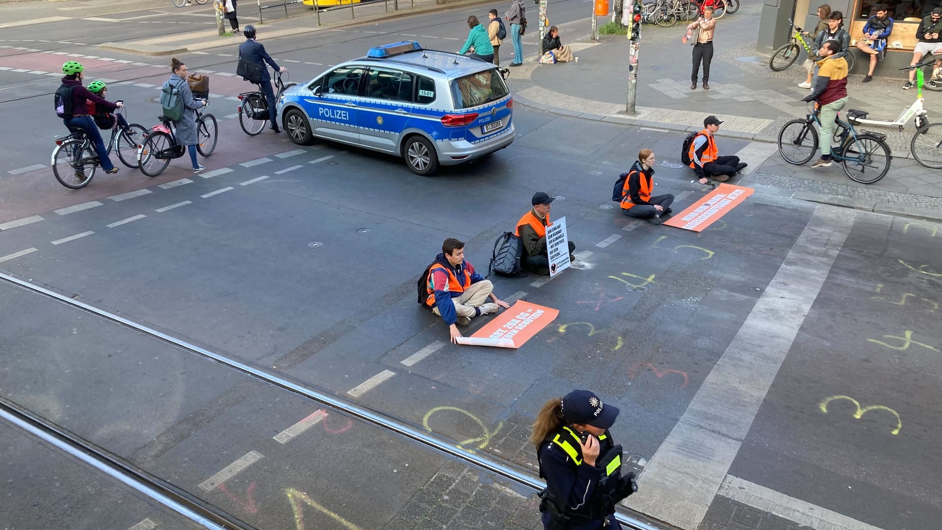 Aktivisten der "Letzten Generation" an der Eberswalder Straße: Unter anderem dort kommt es derzeit zu einer Blockade.