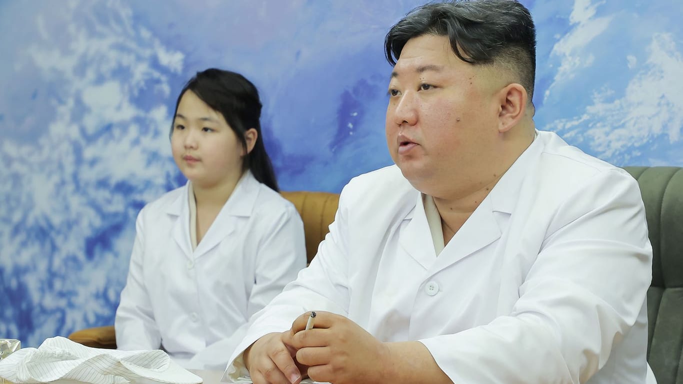 Kim Jong-un und seine Tochter (m.) besuchen die nordkoreanische Raumfahrtbehörde: Am geplanten Satellitenstart gibt es viel Kritik.