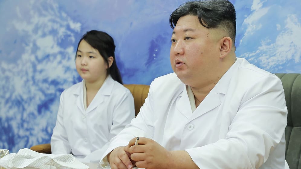 Kim Jong-un und seine Tochter (m.) besuchen die nordkoreanische Raumfahrtbehörde: Am geplanten Satellitenstart gibt es viel Kritik.