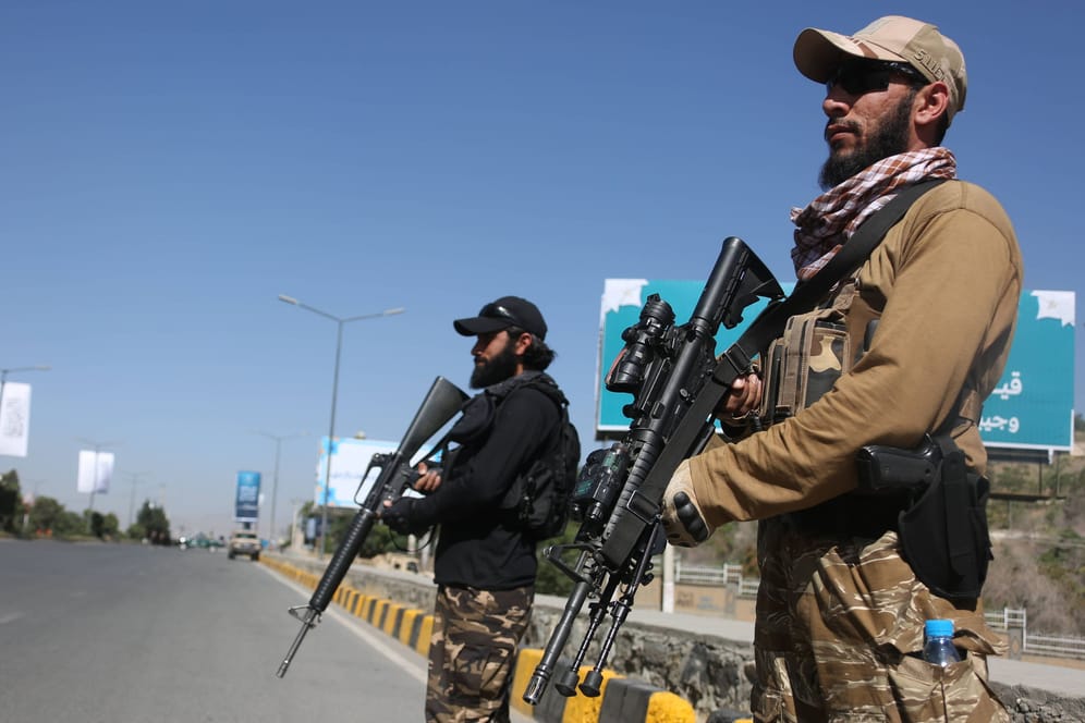 Taliban-Kämpfer stehen Wache in Kabul (Archivbild): Zwischen den Taliban in Afghanistan und dem Iran ist es an der Grenze zu einem Feuergefecht gekommen