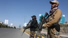 Taliban-Kämpfer stehen Wache in Kabul (Archivbild): Zwischen den Taliban in Afghanistan und dem Iran ist es an der Grenze zu einem Feuergefecht gekommen