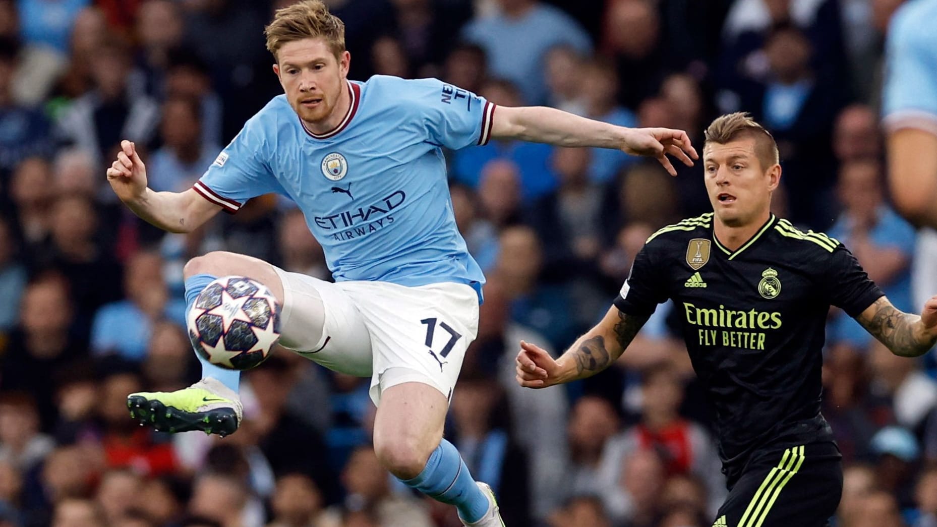 Toni Kroos (r.) im Duell mit Kevin de Bruyne.