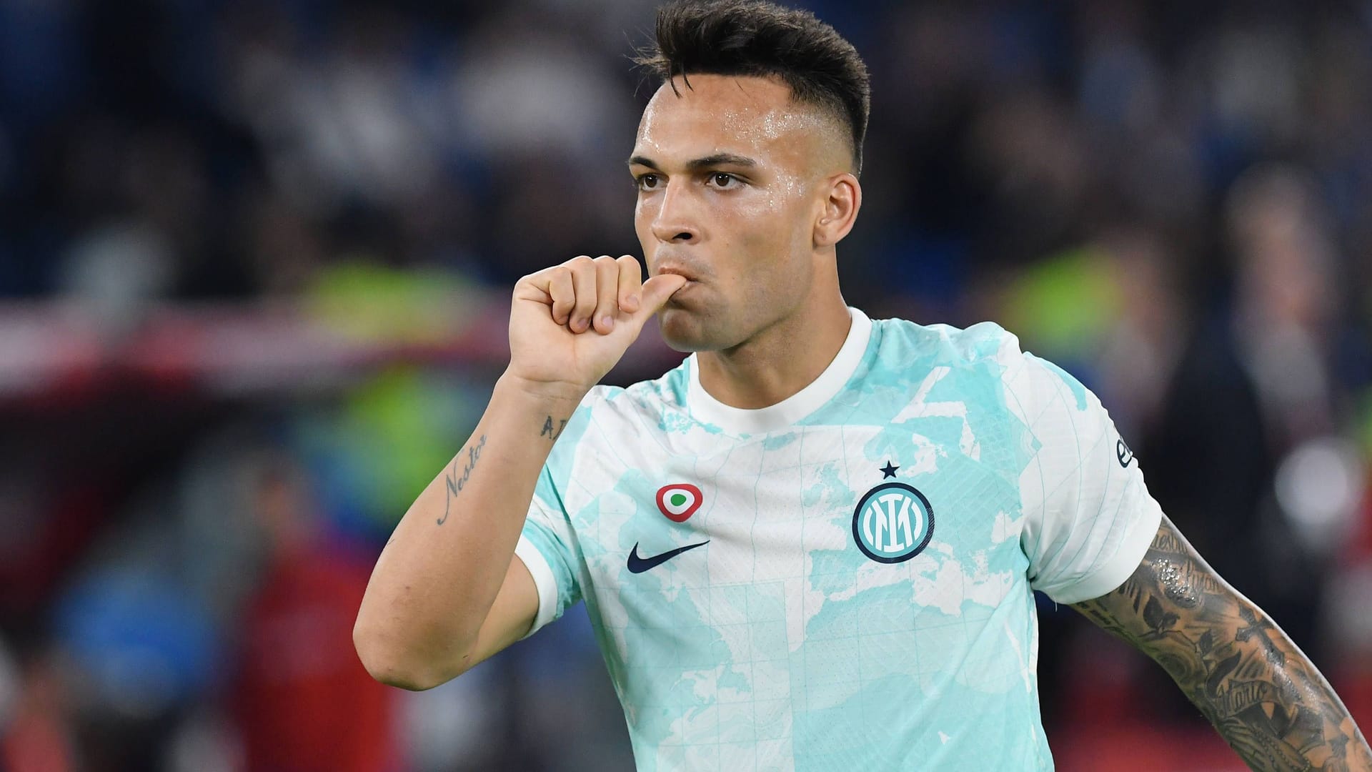 Der argentinische Stürmer Lautaro Martinez schoss Inter Mailand mit zwei Toren zum Gewinn des italienischen Pokals.