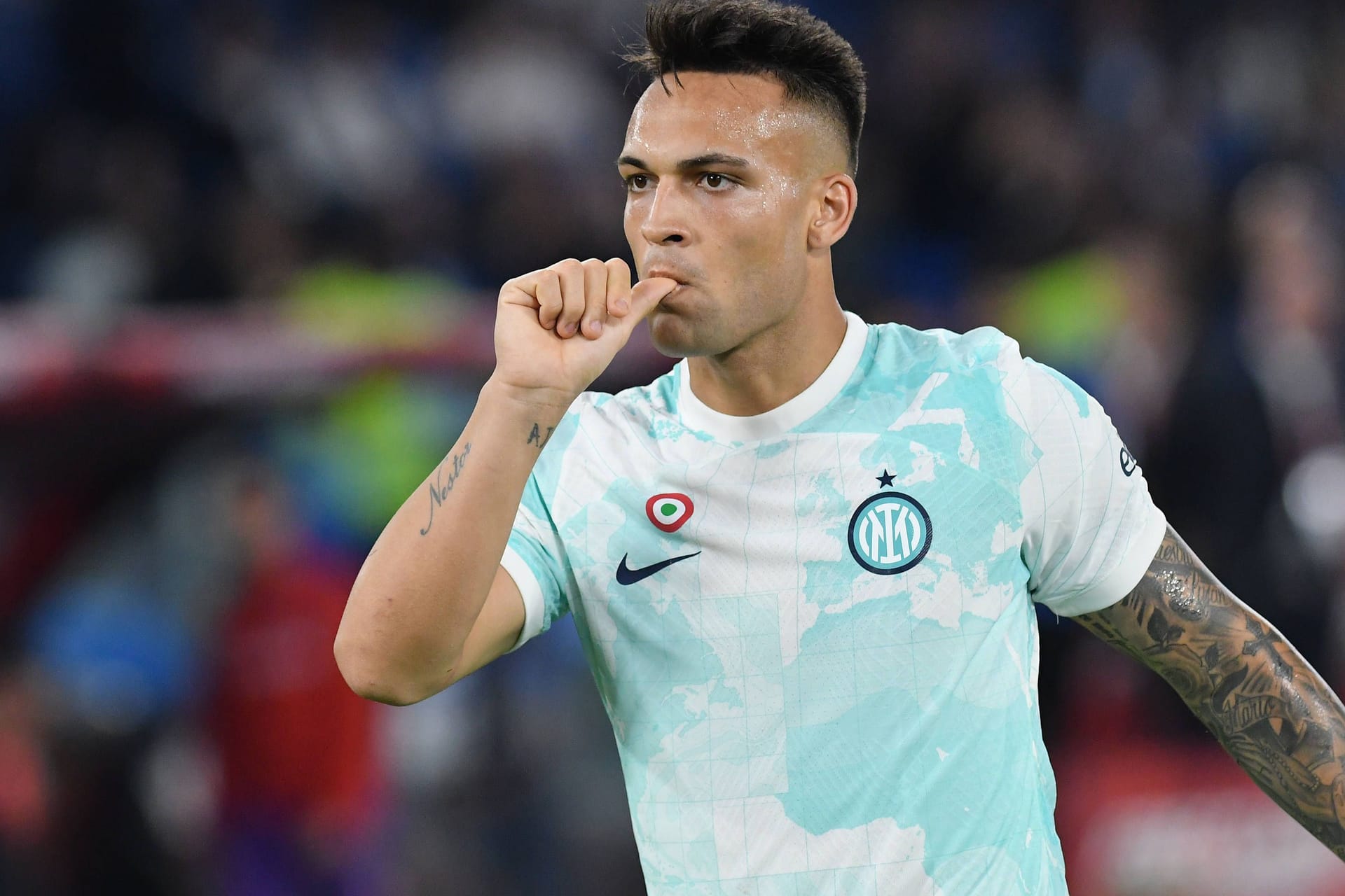 Der argentinische Stürmer Lautaro Martinez schoss Inter Mailand mit zwei Toren zum Gewinn des italienischen Pokals.