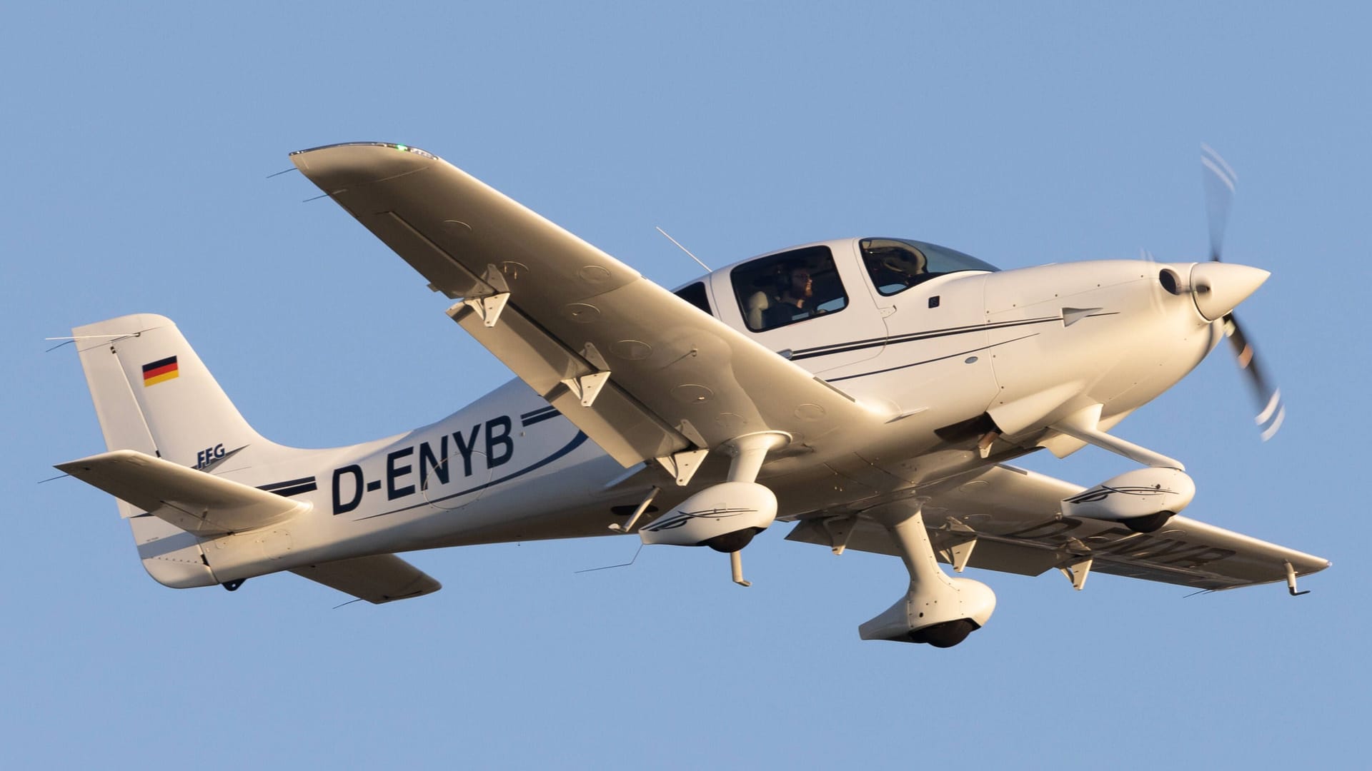 Eine Cirrus SR20 (Symbolbild): Ein Kleinflugzeug des gleichen Typs stürzte am Sonntag über Kroatien ab. Eine Cirrus SR20 (Symbolbild): Ein Kleinflugzeug des gleichen Typs stürzte am Sonntag über Kroatien ab.