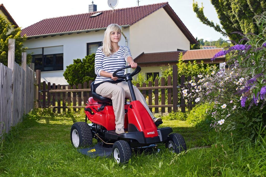 Gartengerät im Angebot: Einen Aufsitzrasenmäher von MTD erhalten Sie jetzt im Angebot bei Obi besonders günstig.