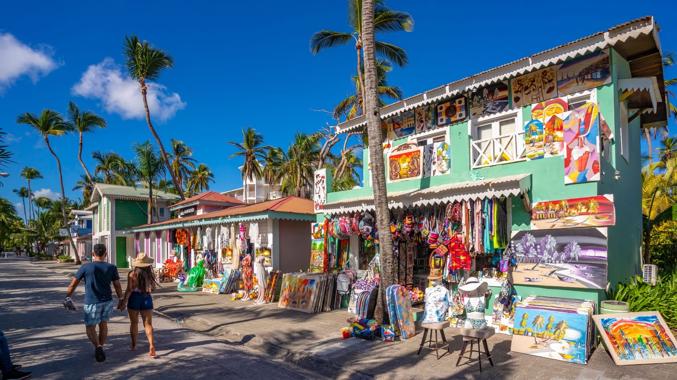 Punta Cana, Dominikanische Republik: Traumhafte Strände und bunte Häuser.