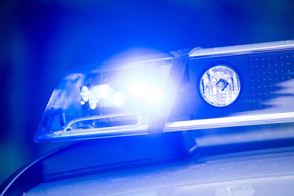 Ein Blaulicht leuchtet an einer Polizeistreife (Symbolbild): In Oldenburg wurde eine Frau auf offener Straße getötet.