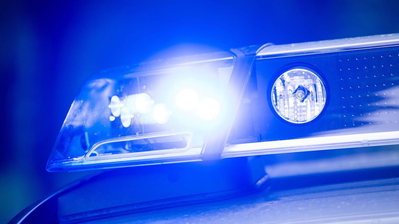 Ein Blaulicht leuchtet an einer Polizeistreife (Symbolbild): In Oldenburg wurde eine Frau auf offener Straße getötet.
