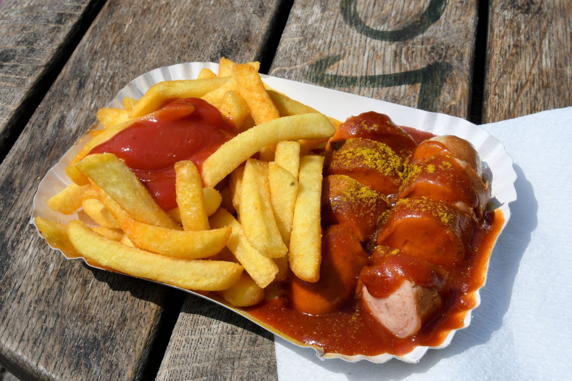 Berliner Currywurst (Symbolbild): Ihren Ursprung hat sie aus den Nachkriegsjahren.