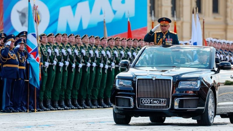 Der russische Verteidigungsminister Sergej Schoigu salutiert vor seinen Soldaten, während der Militärparade zum Tag des Sieges auf dem Roten Platz in Moskau.