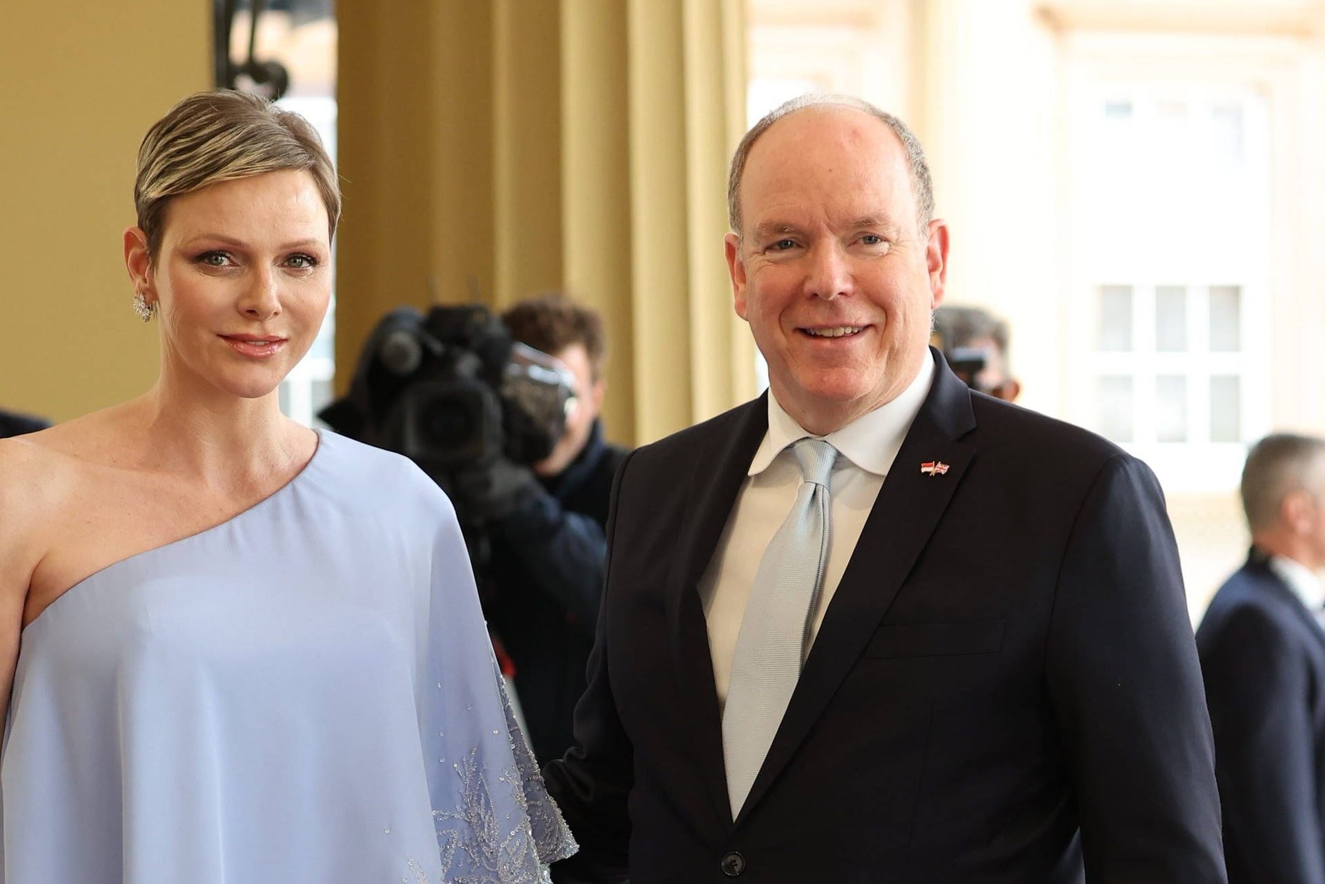 Fürst Albert II. und Fürstin Charlène setzten am Freitagabend auf Blau.