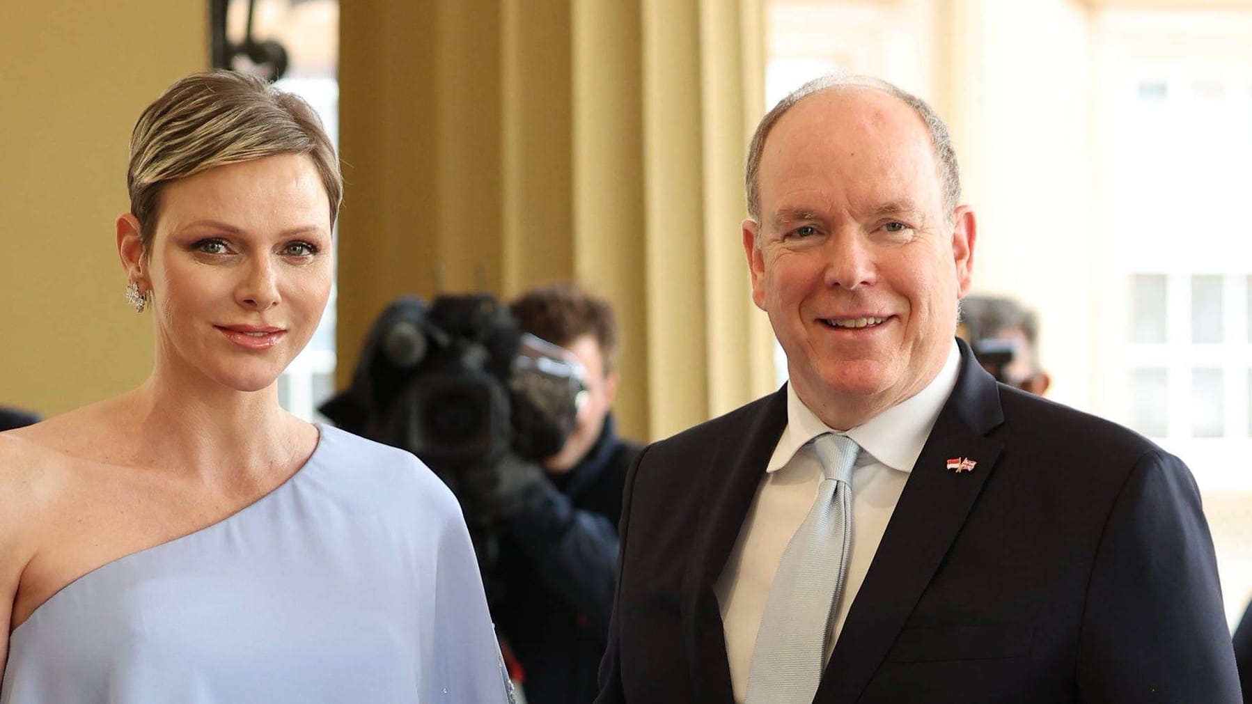 Fürst Albert II. und Fürstin Charlène setzten am Freitagabend auf Blau.